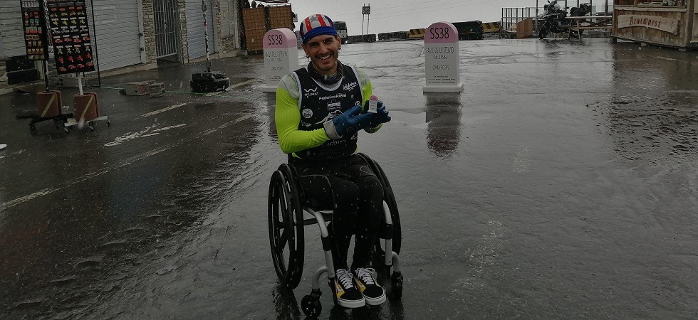 Scala Passo dello Stelvio sulla sedia a rotelle, l’impresa di Federico Rossi: “Ho voluto spingermi oltre i miei limiti”